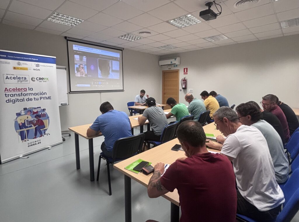 La Oficina Acelera Pyme CREEX-Cáceres celebró en ASEMIET un taller sobre optimización digital para electricistas, centrado en el uso de sistemas ERP para mejorar la gestión empresarial.
